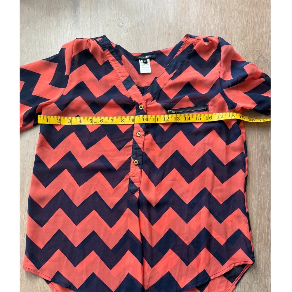 Papermoon Womens Coral‎ Navy Chevron Zig Zag V-Neck Roll Tab Sleeve Blouse M - Picture 6 of 7